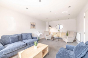 Spacious 4 Bed - Near Uxbridge/Heathrow & PARKING